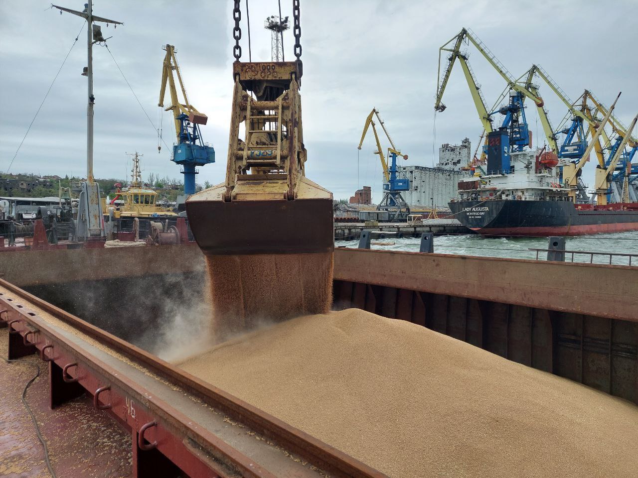 В Мариупольском морском порту загрузилось первое судно с зерном из ДНР