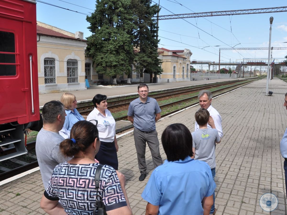 Ко Дню железнодорожника российские коллеги передали в дар Донецкой железной дороге новые вагоны (фоторепортаж)