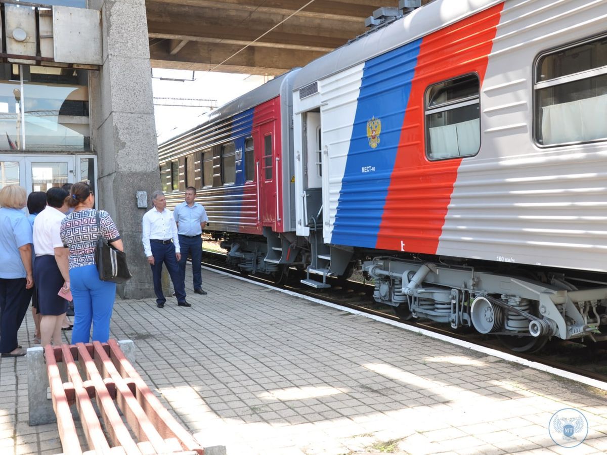 Ко Дню железнодорожника российские коллеги передали в дар Донецкой железной дороге новые вагоны (фоторепортаж)