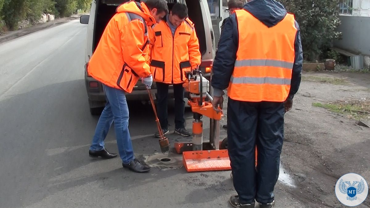 Специалисты Министерства транспорта ДНР проверили качество покрытия отремонтированной дороги