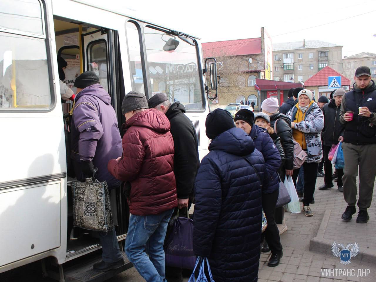 Новые автобусы выходят на социальные маршруты Тореза