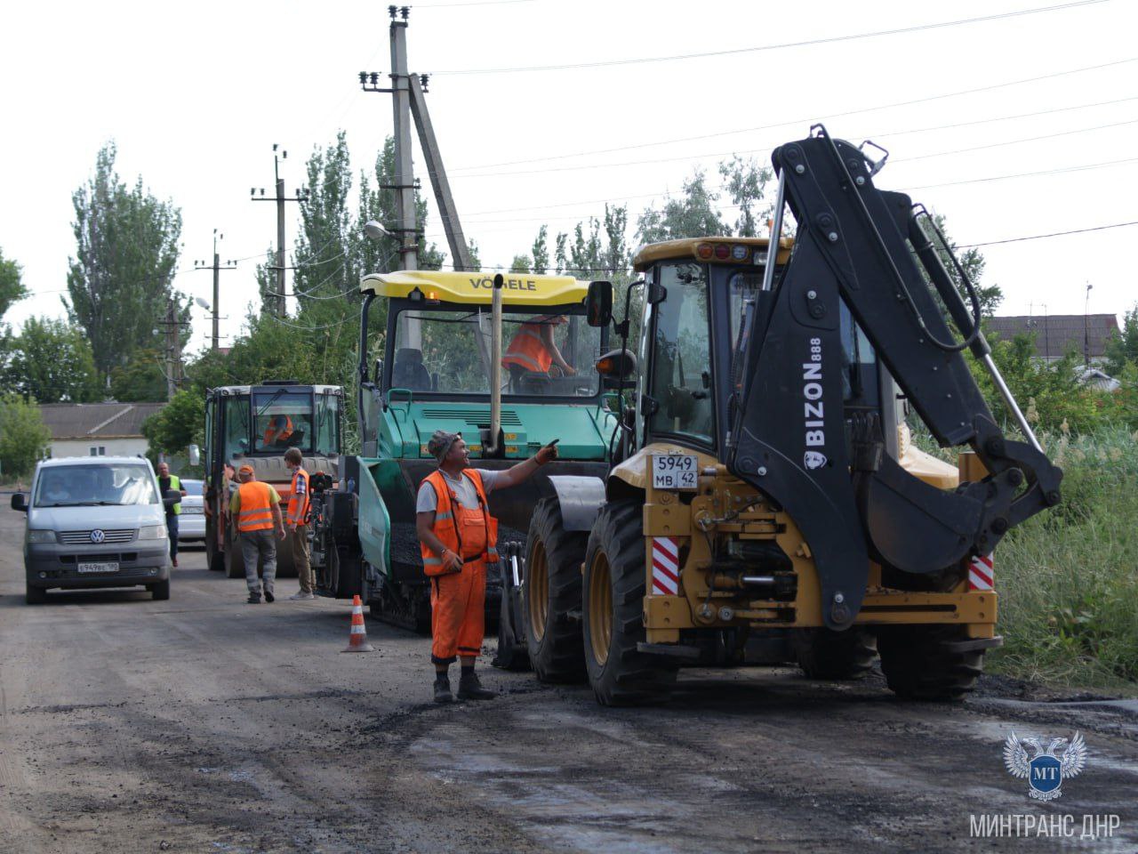 Полным ходом идут работы по восстановлению дорожного покрытия в направлении курортной Ялты