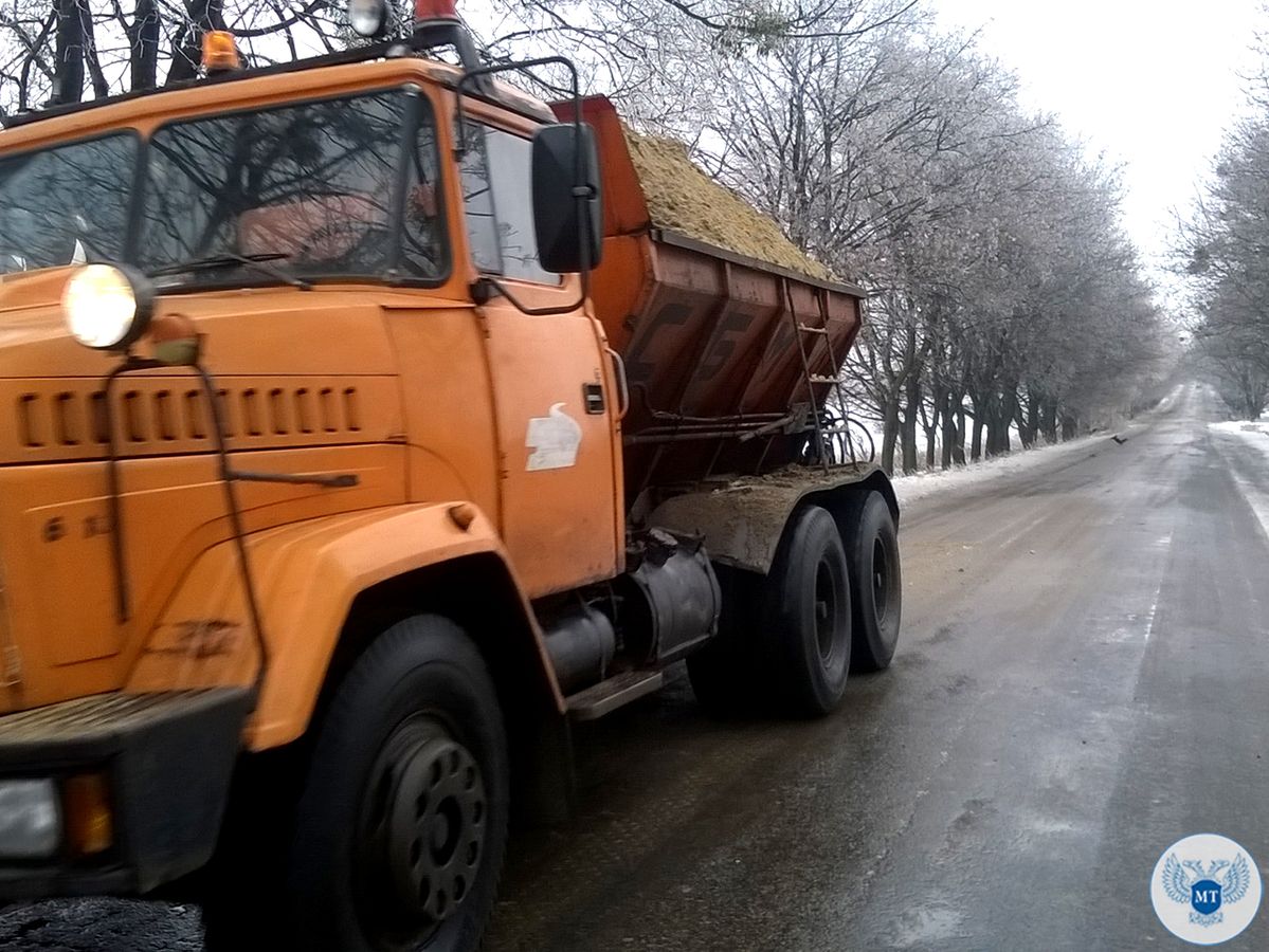 Специалисты ГУП ДНР «Автодор» продолжают работы по зимнему содержанию республиканских автомобильных дорог общего пользования 