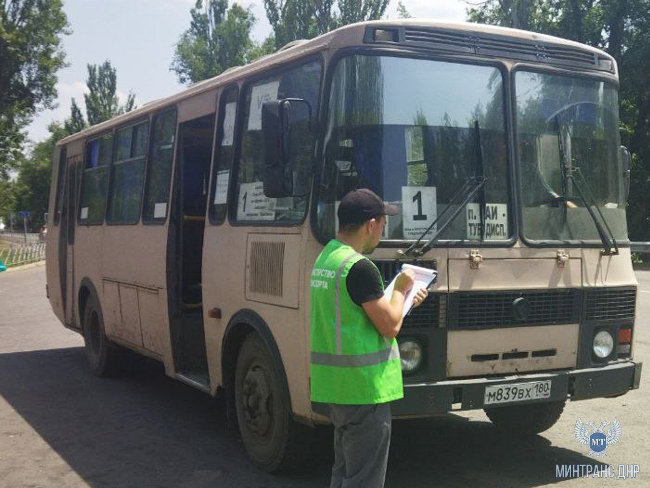 В Шахтерске сотрудники Минтранса проверили состояние автобусов, обслуживающих городские маршруты