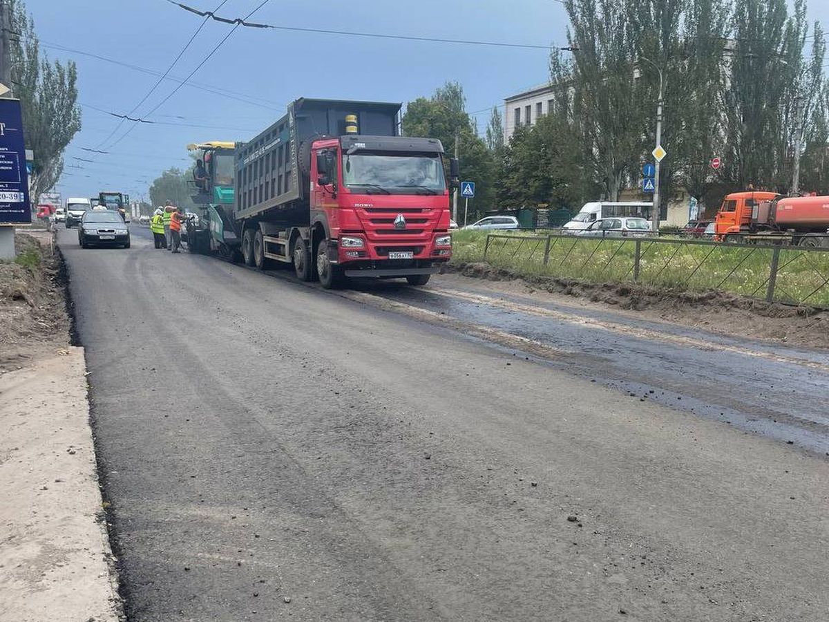 По проспекту Ленина в Горловке продолжаются работы по восстановлению дорожного полотна