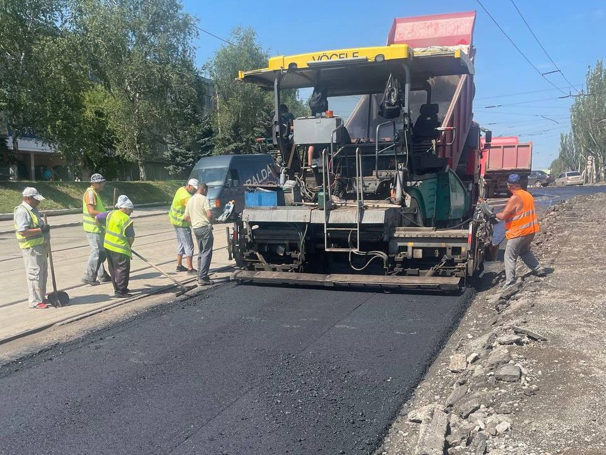 По проспекту Ленина в Горловке продолжаются работы по восстановлению дорожного полотна