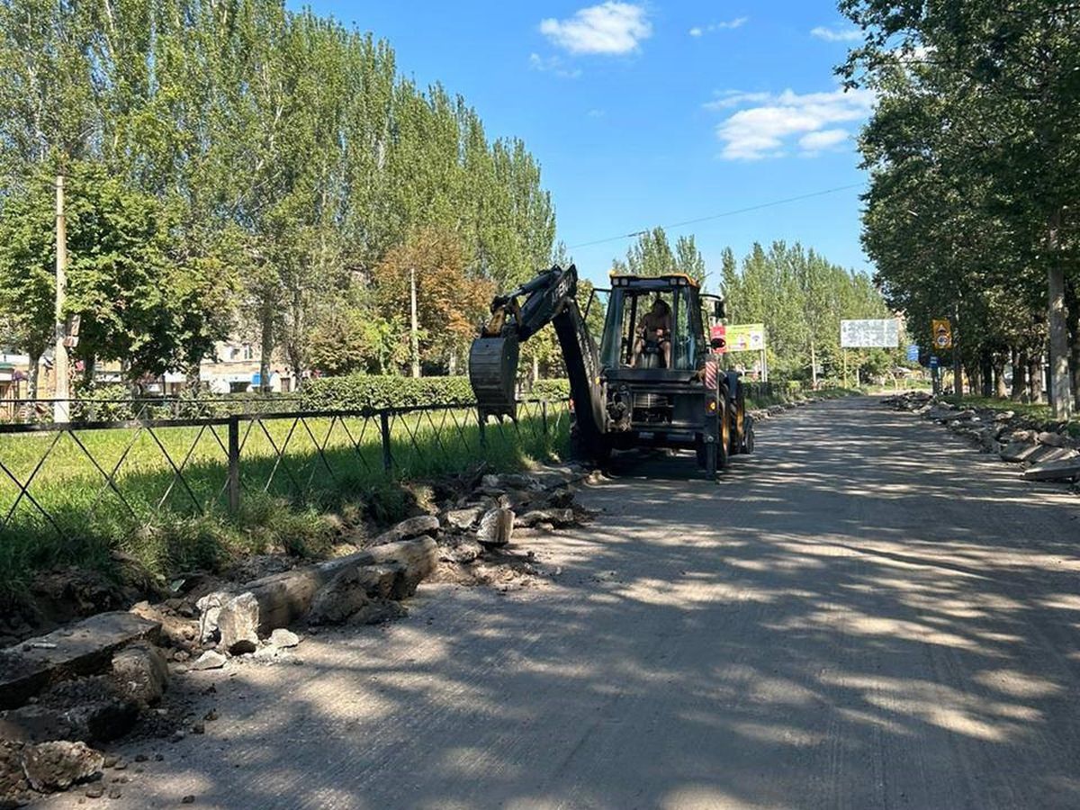 По проспекту Ленина в Горловке продолжаются работы по восстановлению дорожного полотна