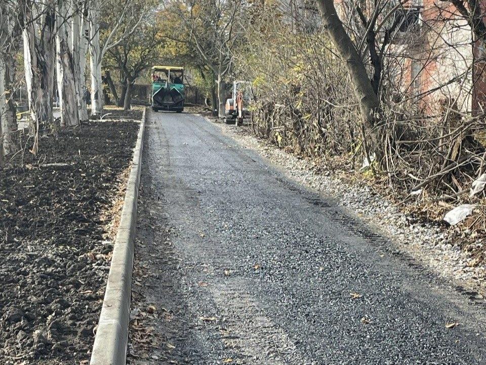 Нижегородские подрядчики делают новую дорогу на ул. Постышева в Харцызске