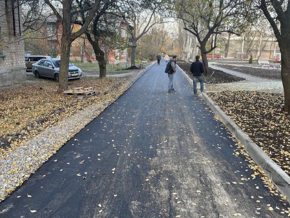 Нижегородские подрядчики делают новую дорогу на ул. Постышева в Харцызске