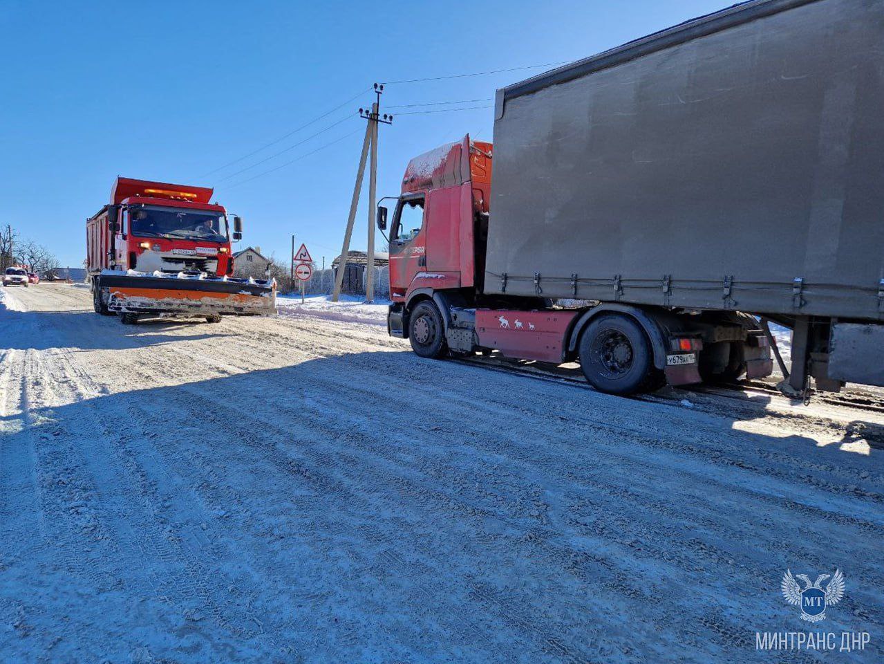 Руководство и сотрудники Минтранса ДНР на всех основных направлениях дорог обеспечивают оперативный мониторинг по очистке