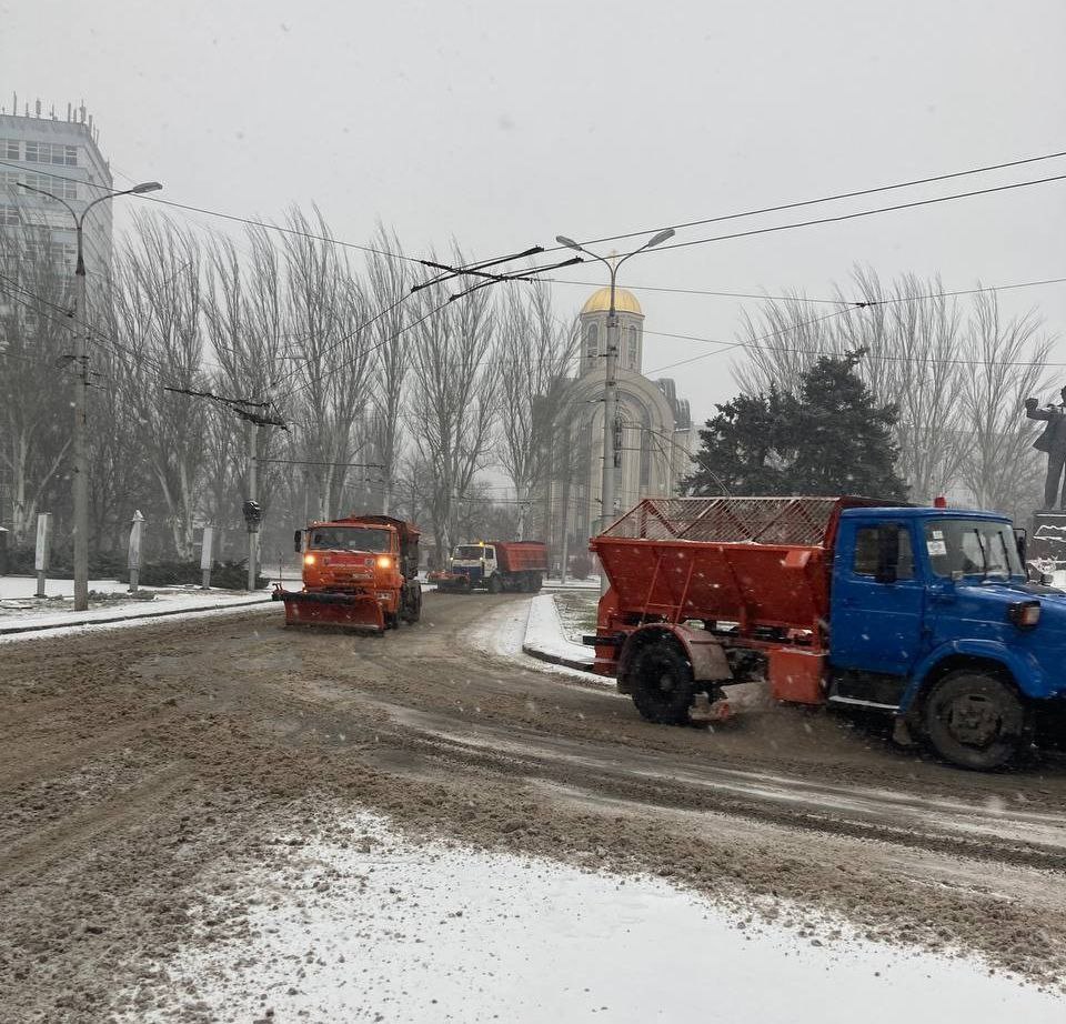 Усиленный снегопад резко ухудшил ситуацию на дорогах в населенных пунктах Донецкой Народной Республики