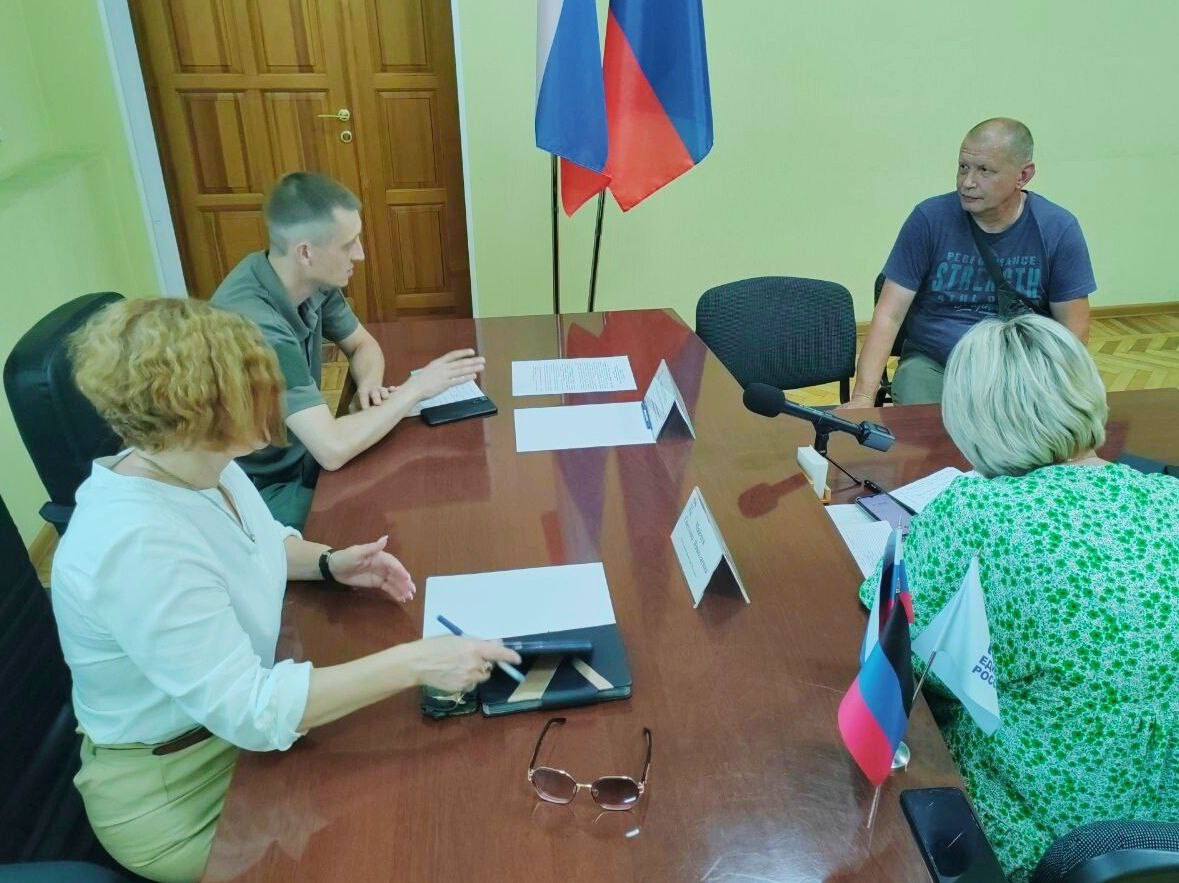 В ходе приема граждан в Шахтерске обсудили вопросы работы муниципального транспорта и восстановления дорожной инфраструктуры