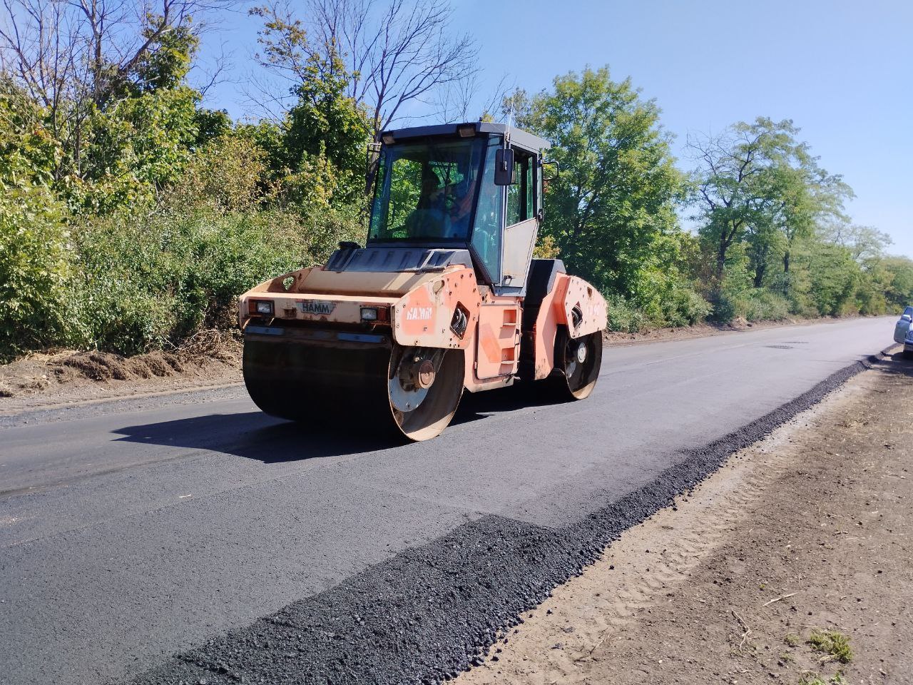 Продолжается ремонт автомобильной дороги 