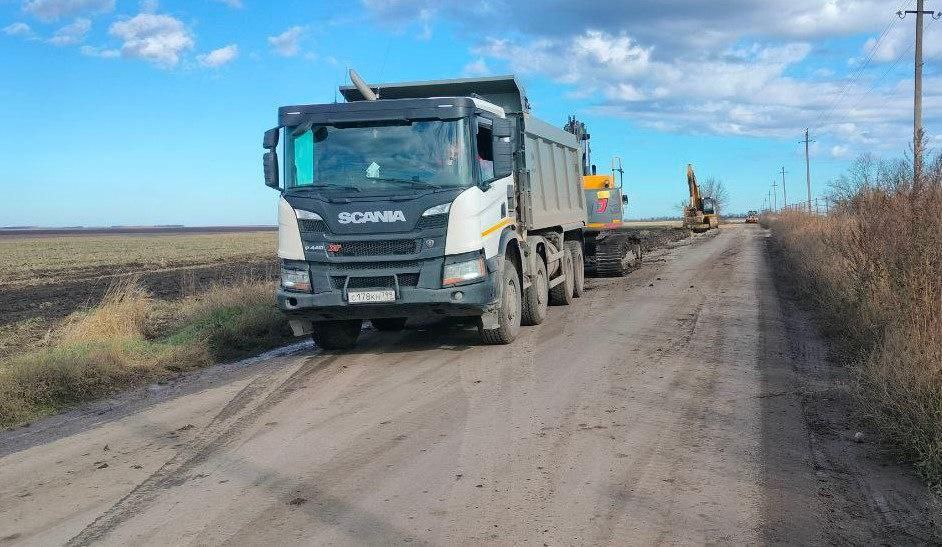 Дорожные службы продолжают ремонт подъездной дороги к селам Маркино и Федоровка