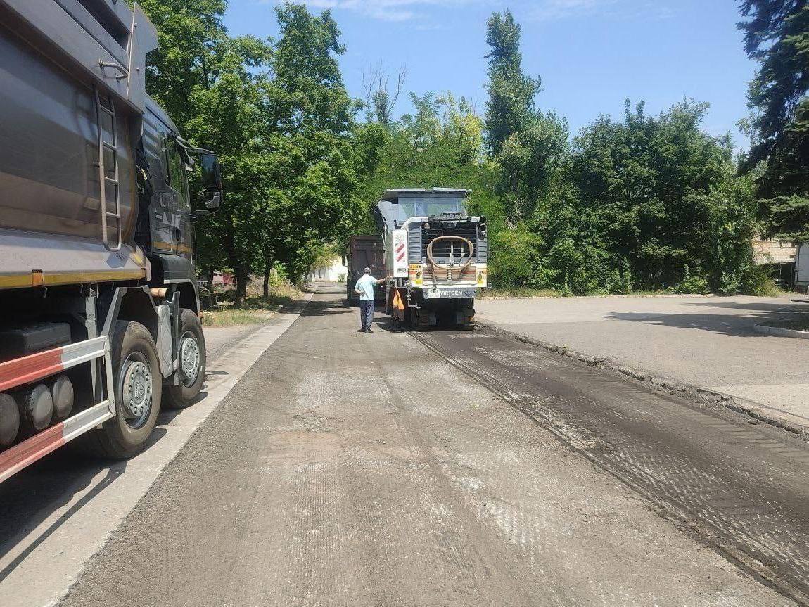 Нижегородские подрядчики приступили к ремонту дорожного полотна на улице Суворова в Харцызске 