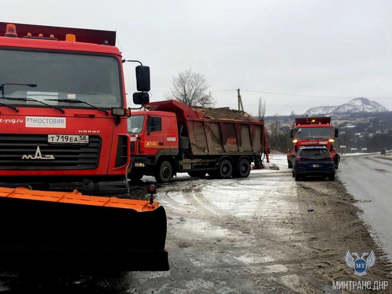 К расчистке и посыпке дорог общего пользования и улично-дорожной сети ДНР было привлечено более 90 единиц спецтехники