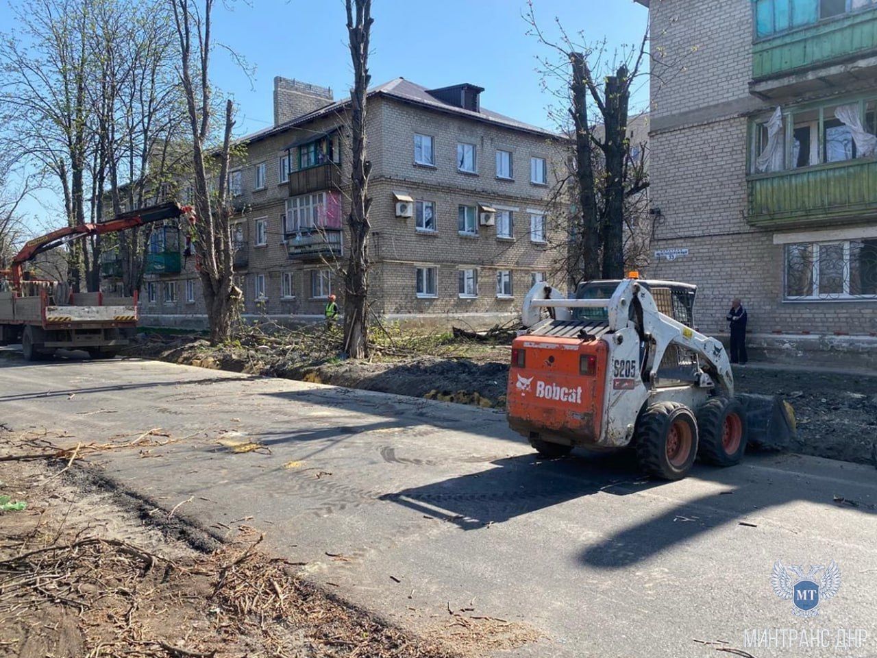 Ямал продолжает восстановление дорог в Волновахе