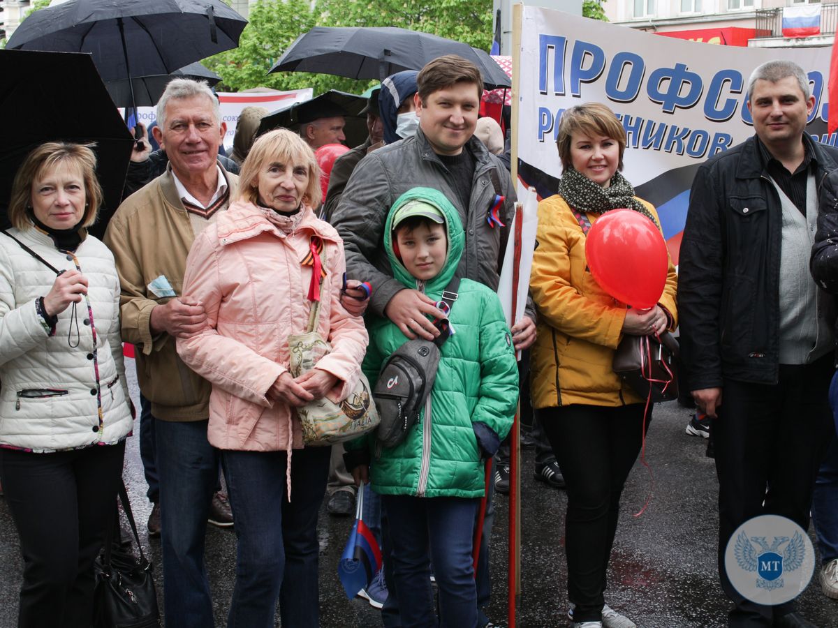 11 мая в Донецке прошло праздничное шествие представителей городов, районов, ведомств и предприятий Республики