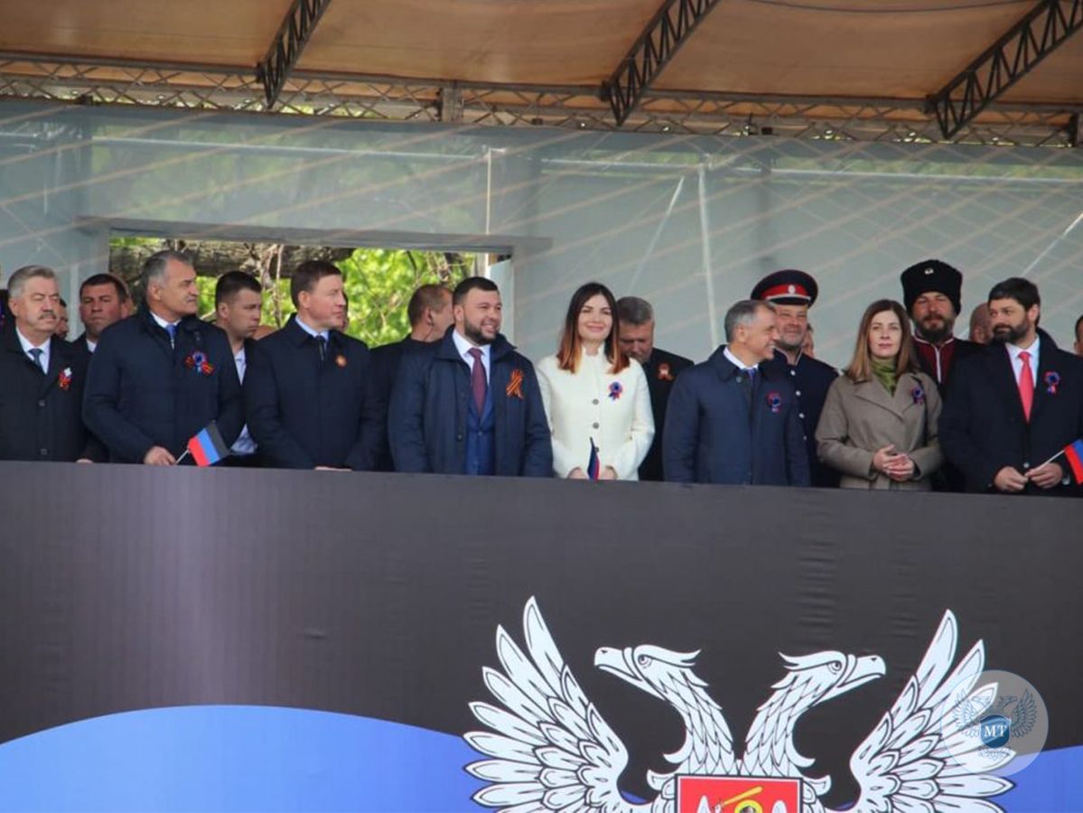 11 мая в Донецке прошло праздничное шествие представителей городов, районов, ведомств и предприятий Республики