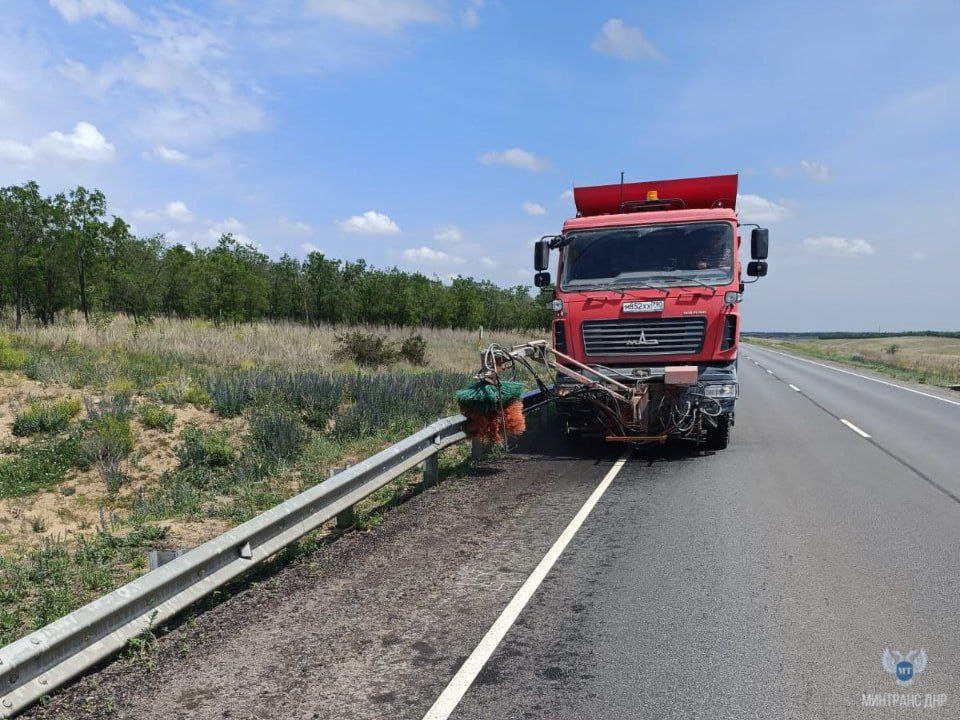 Дорожники под контролем ГКУ «Служба автомобильных дорог Донбасса» продолжают мероприятия по содержанию республиканских автодорог