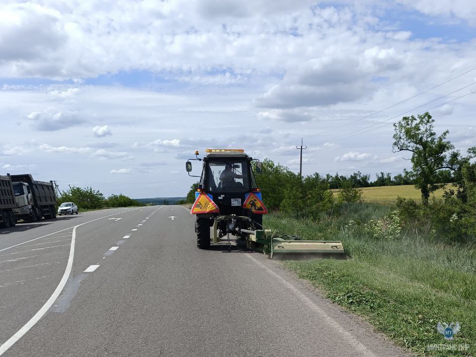 Дорожники под контролем ГКУ «Служба автомобильных дорог Донбасса» продолжают мероприятия по содержанию республиканских автодорог