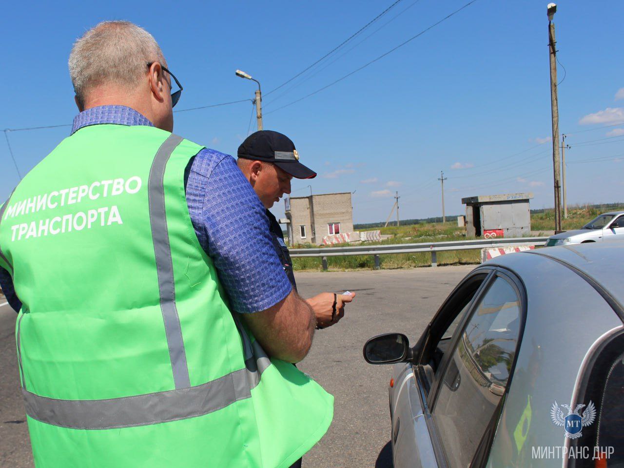 Сотрудники Госавтоинспекции напомнили водителям о правилах дорожной безопасности