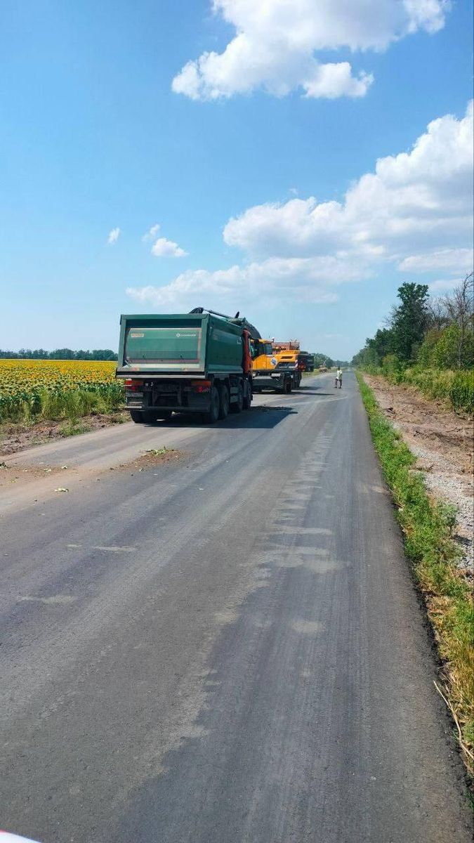 Продолжается ремонт на подъездной дороге к населенным пунктам в Новоазовском районе