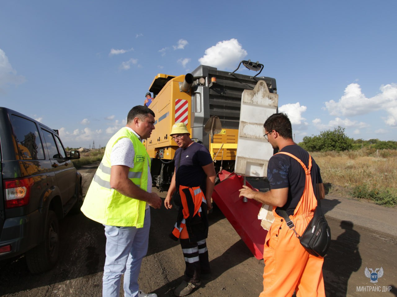 Дорожники Службы автомобильных дорог Донбасса приступили к ремонту дорожного участка в поселке Молодой Шахтёр 