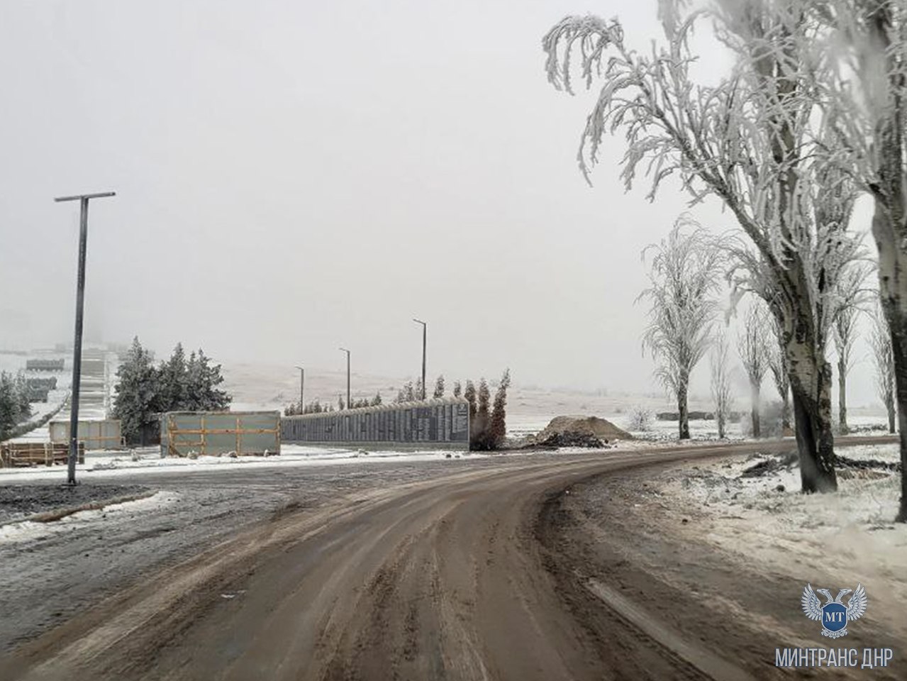 Дорожники оперативно отреагировали на ситуацию, связанную с затруднением движения на автомобильной дороге