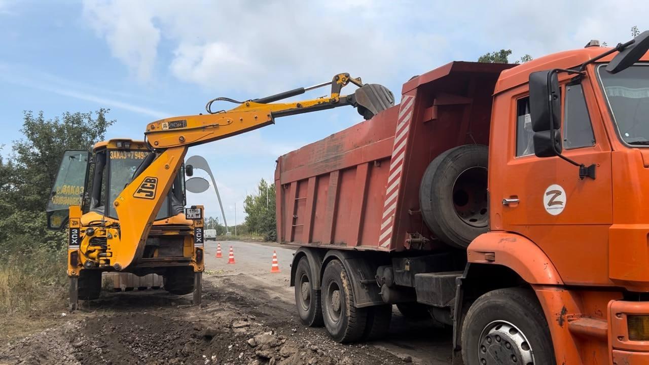 Специалисты Ханты-Мансийского автономного округа - Югра восстанавливают дорогу Макеевка – Ясиноватая 