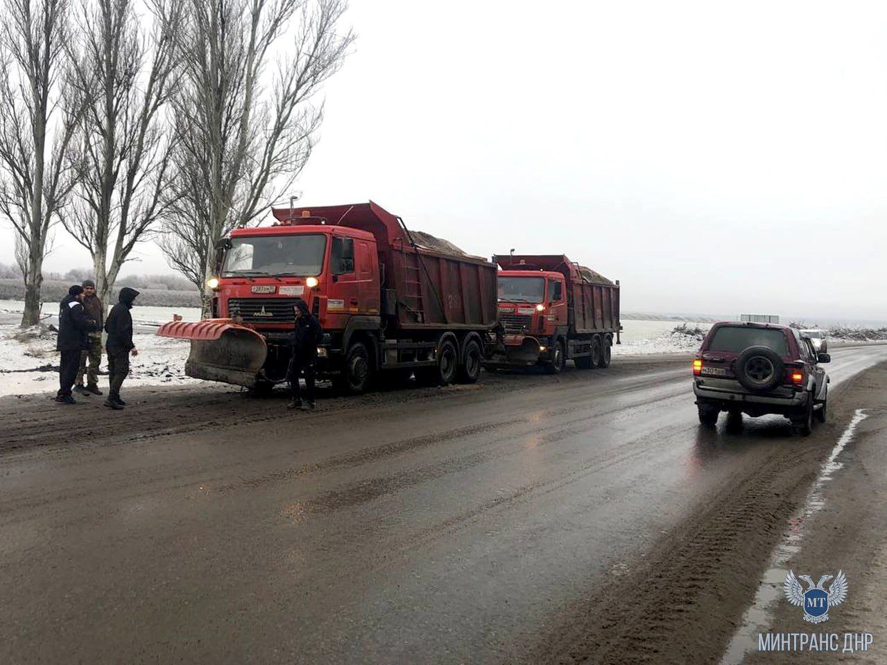 На территории ДНР в виду стихийных погодных условий дорожниками продолжается круглосуточная работа по содержанию сети дорог