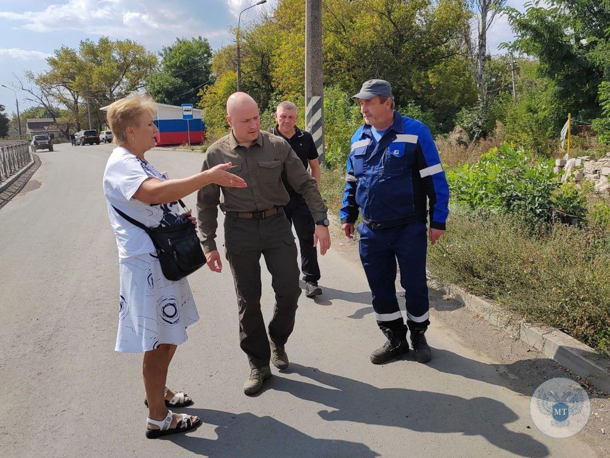 По обращению жительницы Еленовки Владимир Тужилин проинспектировал аварийный участок дороги в населенном пункте