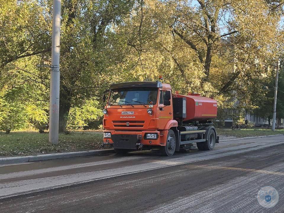 Дорожники приступили к восстановлению улиц в Макеевке, Снежном и Торезе 