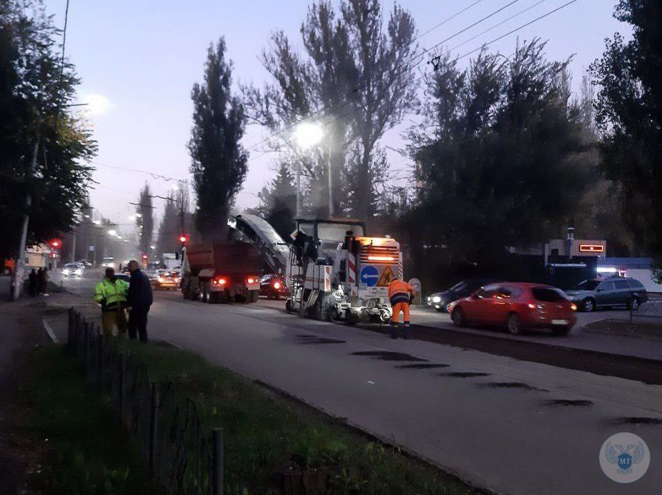 Дорожники приступили к восстановлению улиц в Макеевке, Снежном и Торезе 