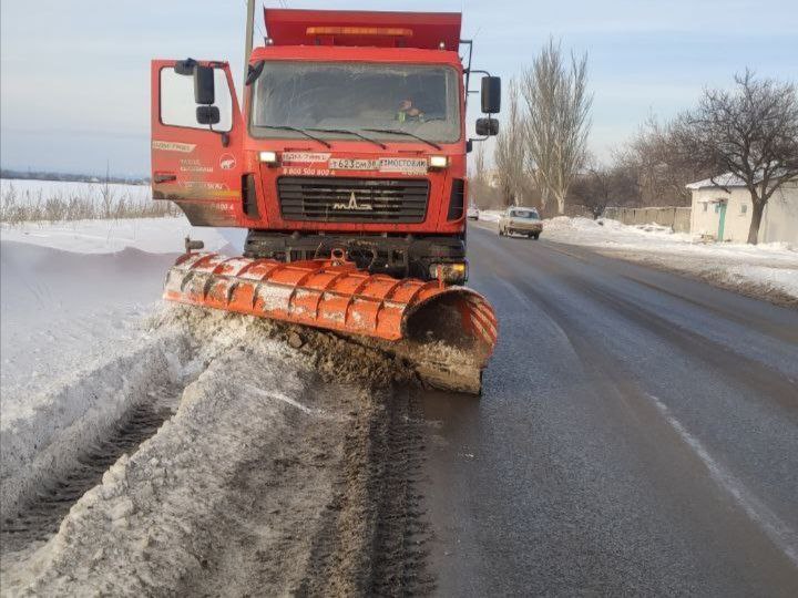 Дорожники продолжают устранять последствия снегопада