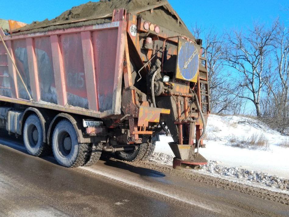 Дорожники продолжают устранять последствия снегопада