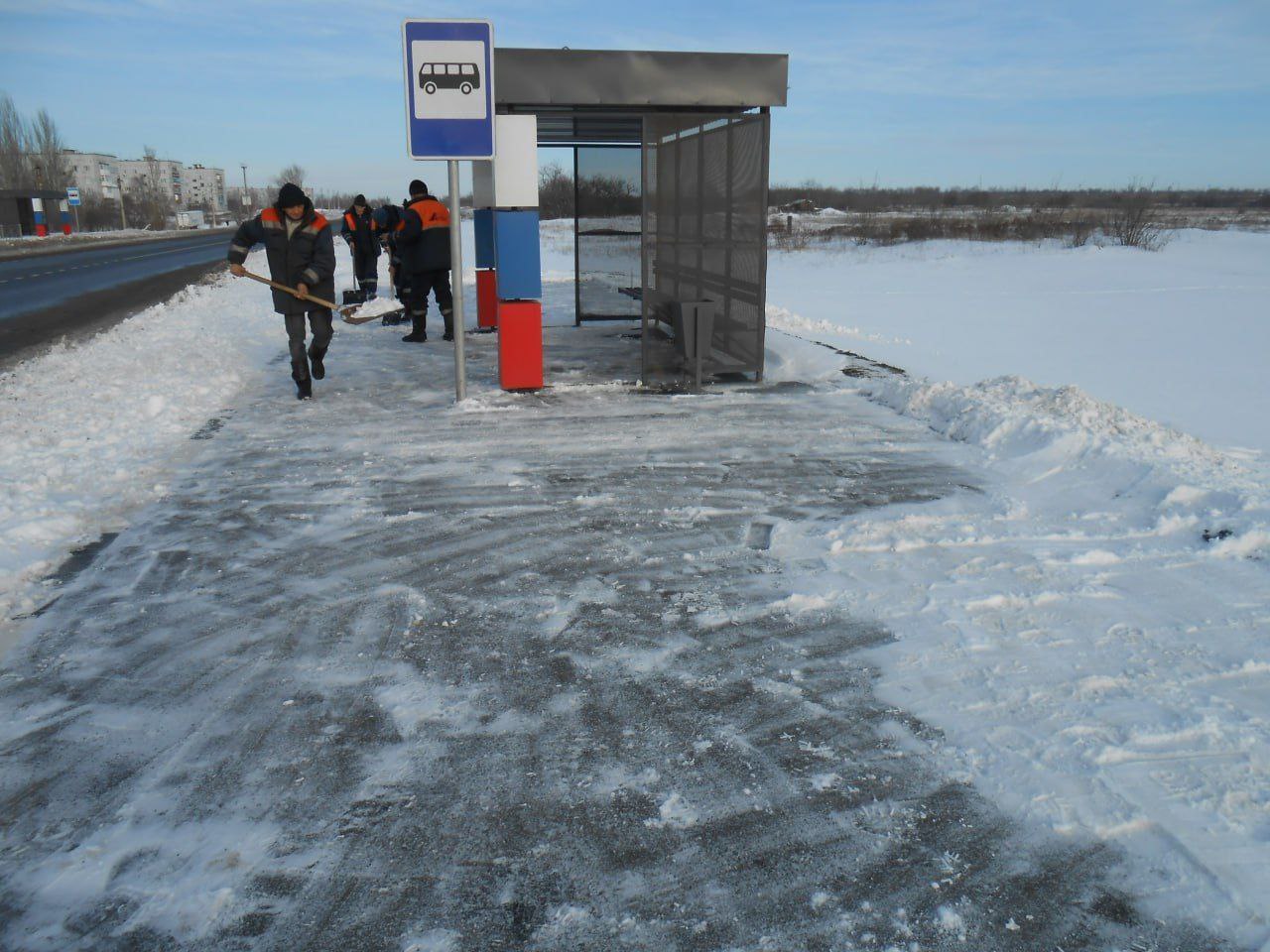 Дорожники продолжают устранять последствия снегопада