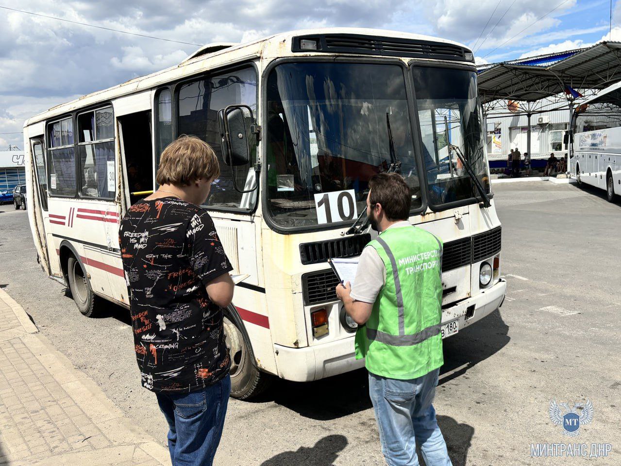 В Торезе сотрудники Минтранса ДНР напомнили водителям о культуре обслуживания пассажиров 