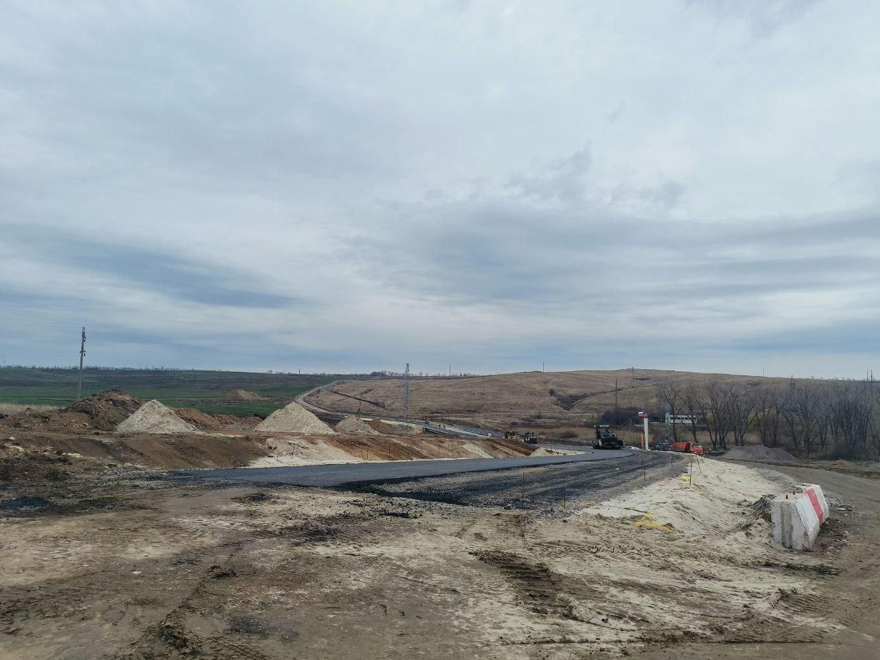 В селе Старая Ласпа приступили к укладке асфальтобетонного покрытия на подходах к строящемуся мосту через р. Кальмиус