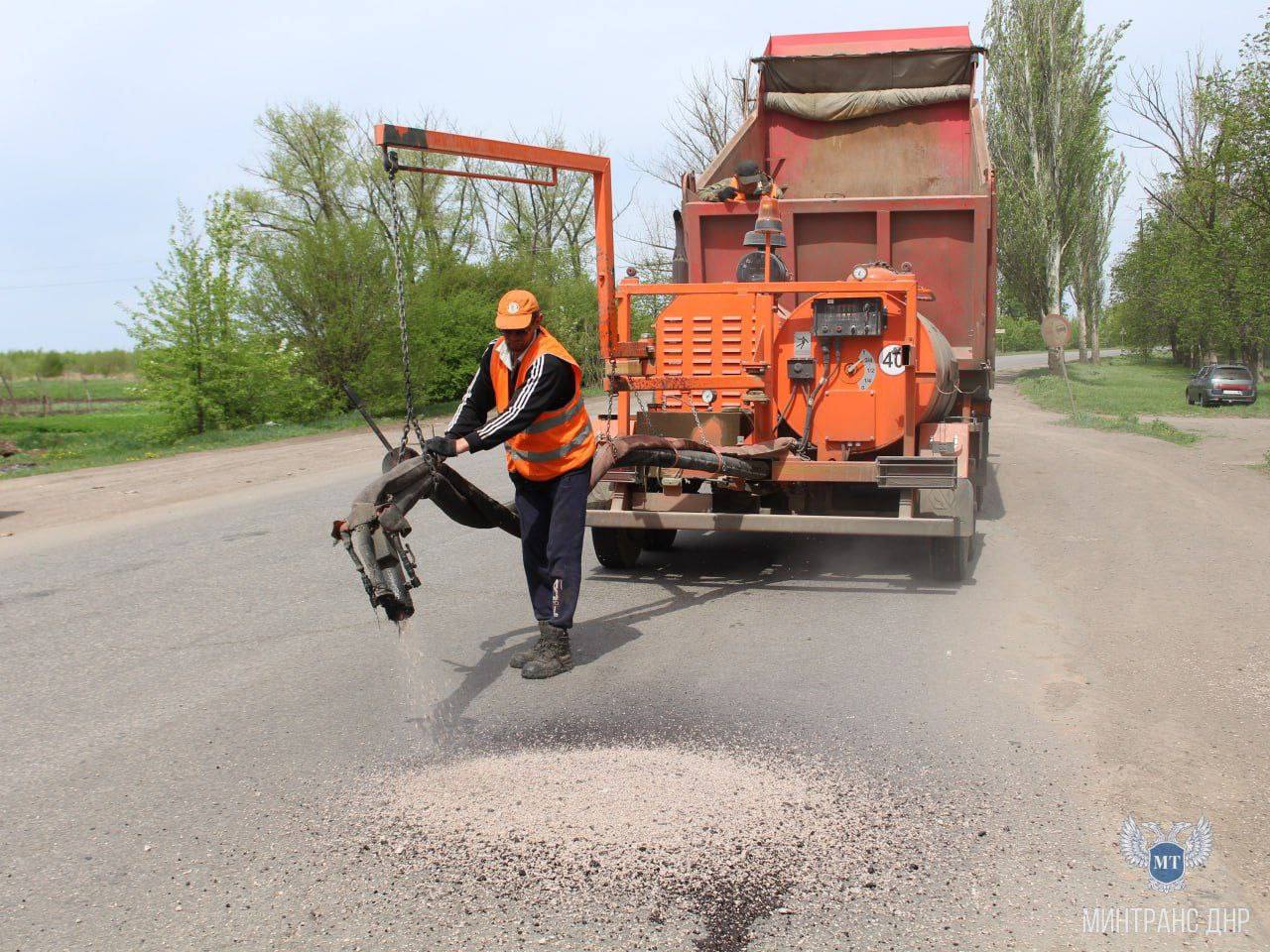 Продолжаются работы по приведению в нормативное состояние участков автомобильной дороги Донецк-Новоазовск-Седово