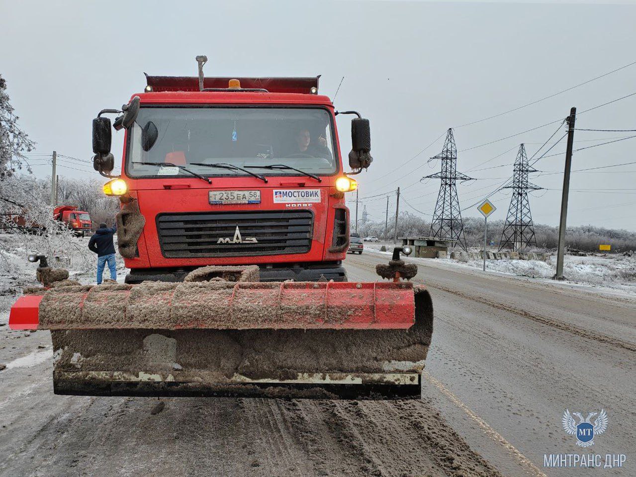 На обработку республиканских дорог в выходные дни использовано порядка тысячи тонн противогололедных материалов