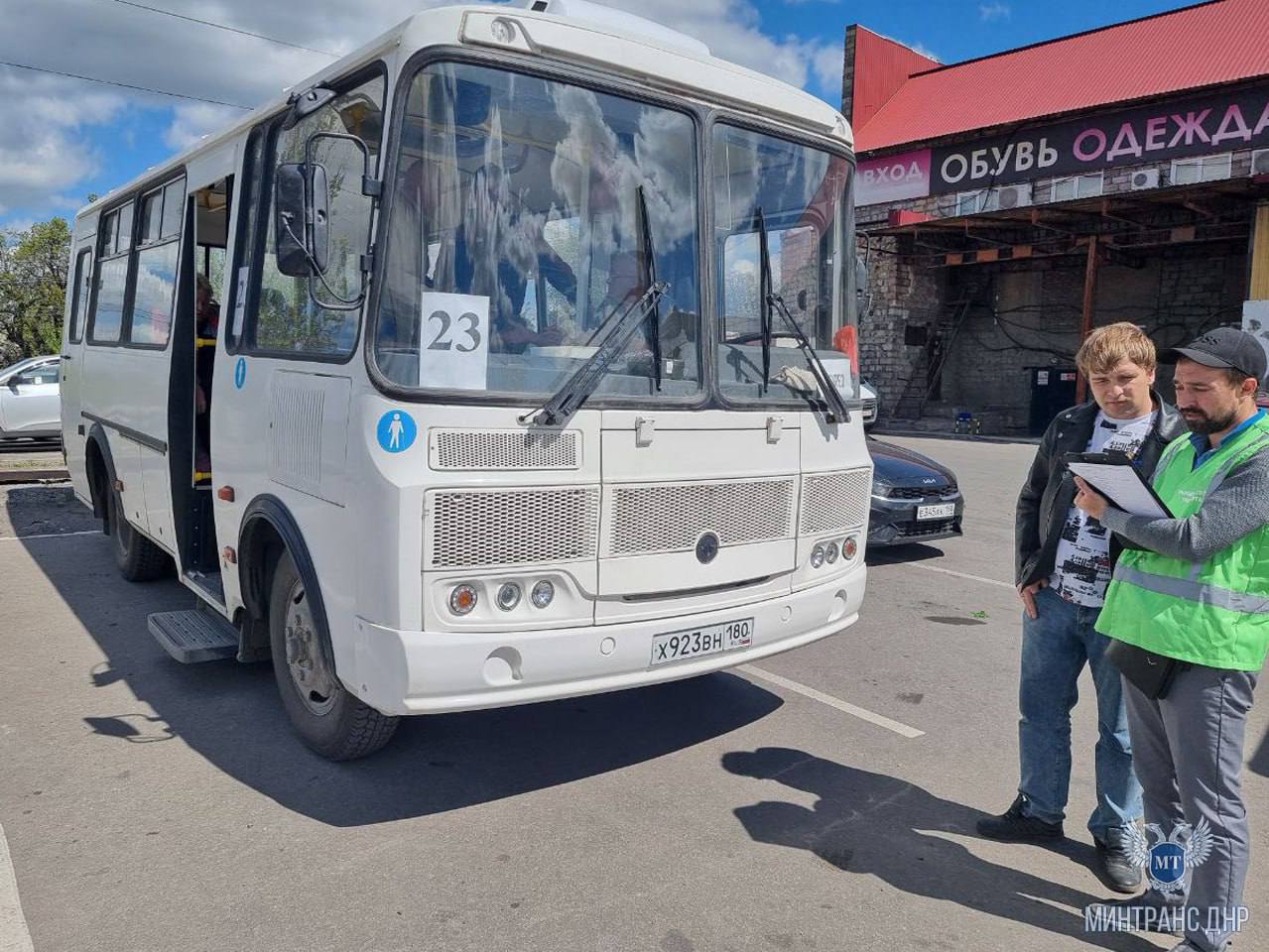 Специалисты Минтранса провели мониторинг санитарно-технического состояния городских маршрутов Тореза