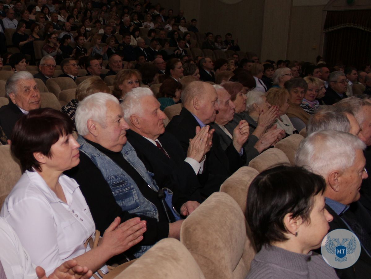 К 150-летию Донецкой железной дороги железнодорожники Республики отмечены государственными и ведомственными наградами