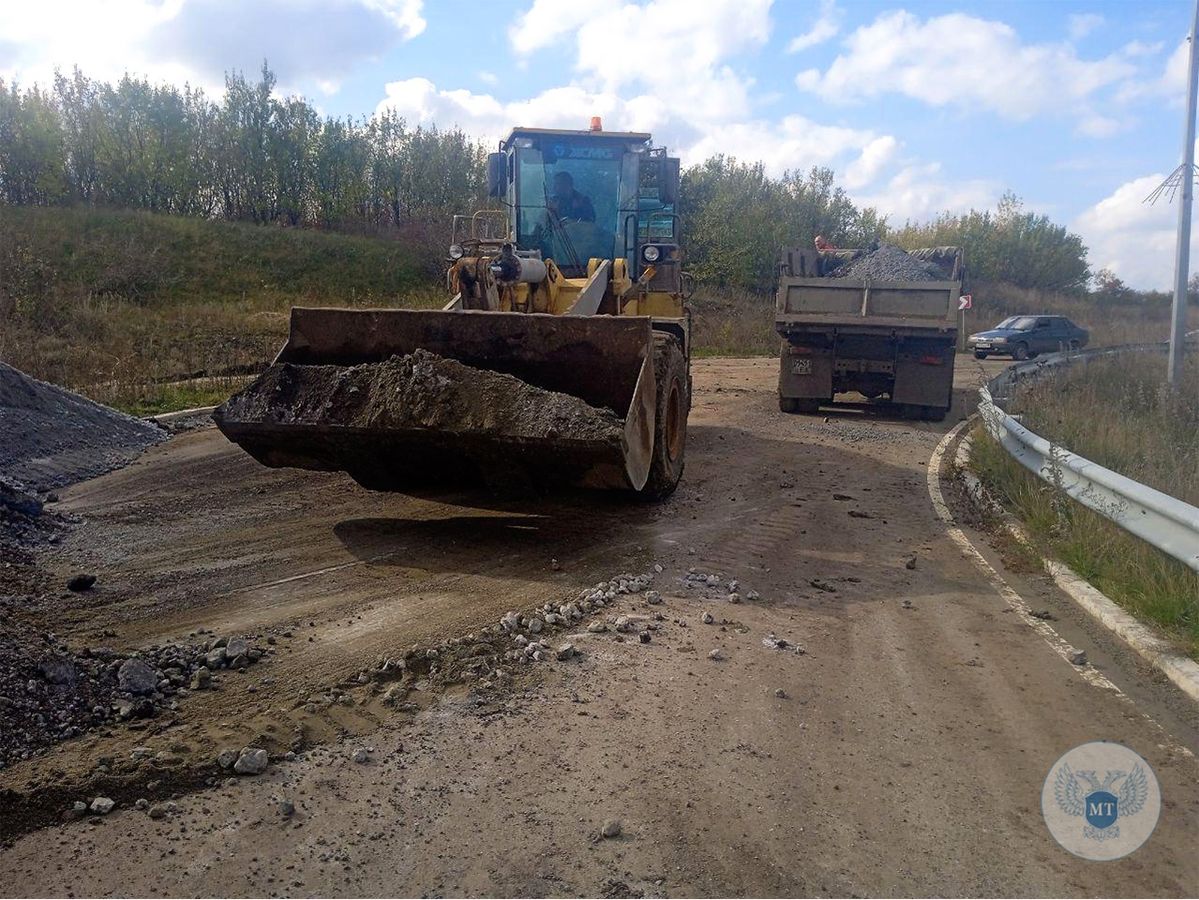 Силами ГУП ДНР «Автодор» в районе с. Благодатное завершено обустройство объездной дороги в обход разрушенного моста