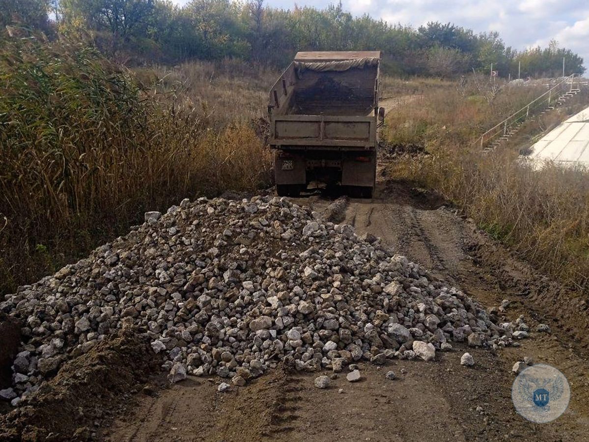 Силами ГУП ДНР «Автодор» в районе с. Благодатное завершено обустройство объездной дороги в обход разрушенного моста