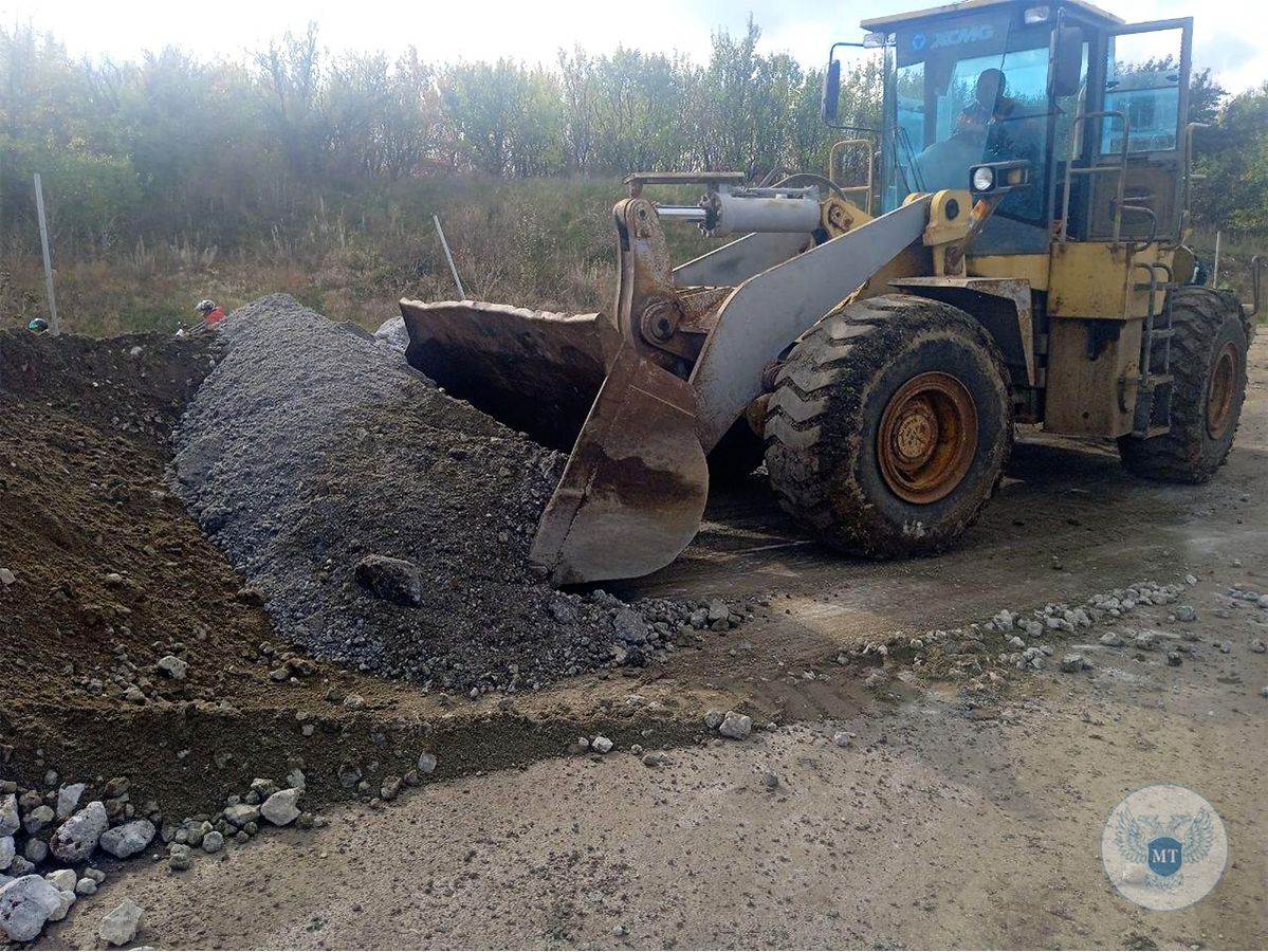 Силами ГУП ДНР «Автодор» в районе с. Благодатное завершено обустройство объездной дороги в обход разрушенного моста