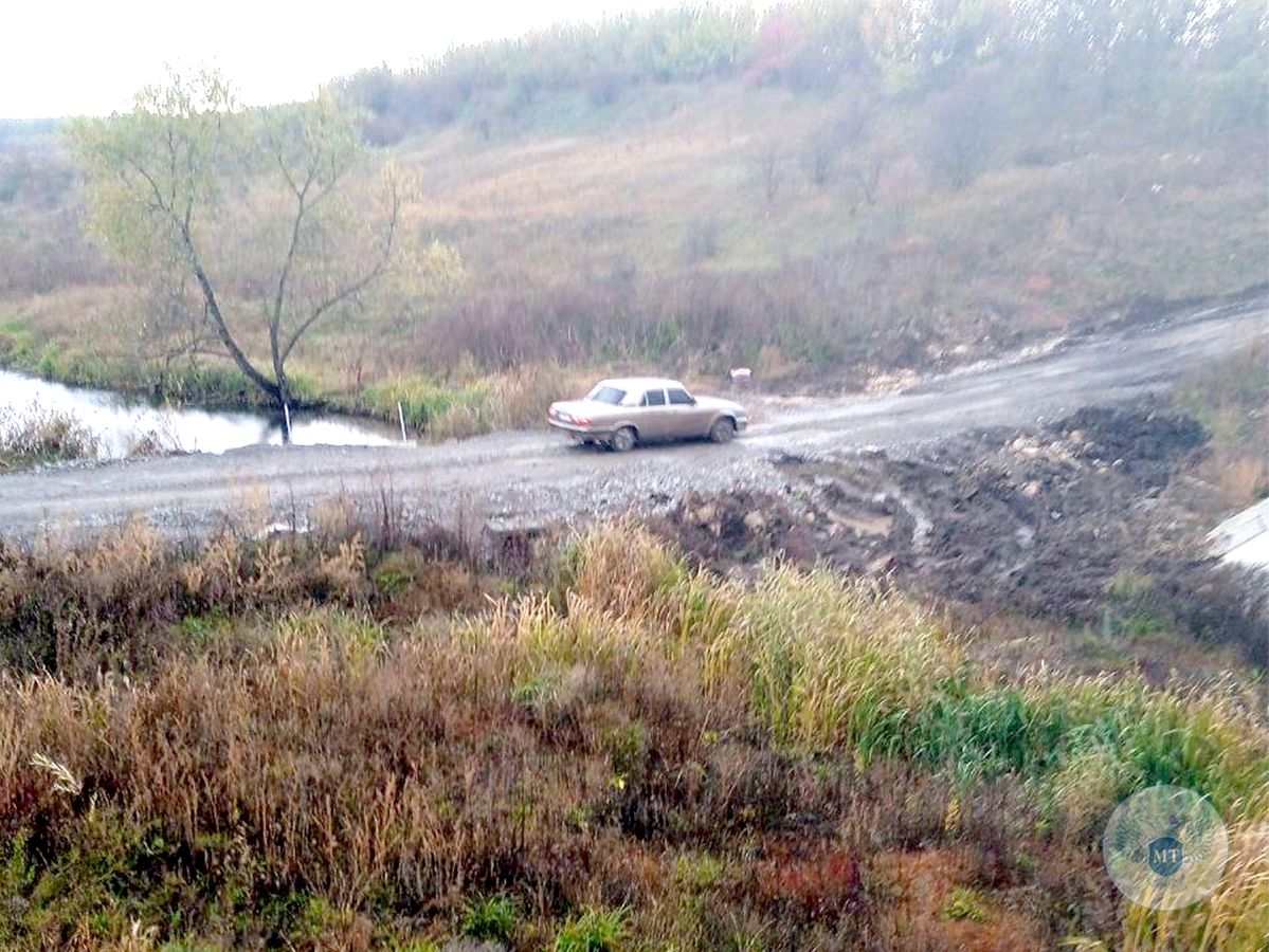 Силами ГУП ДНР «Автодор» в районе с. Благодатное завершено обустройство объездной дороги в обход разрушенного моста