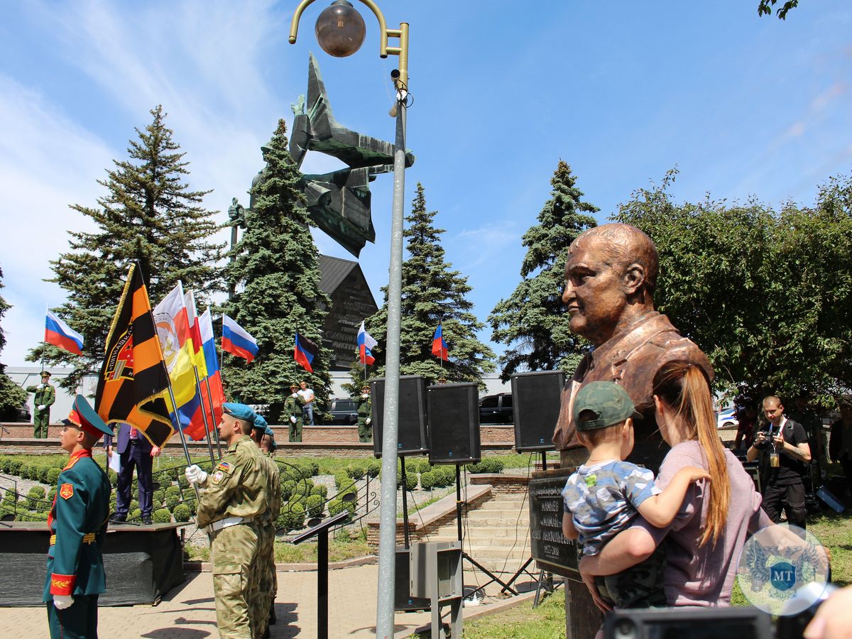 Дмитрий Подлипанов принял участие в торжественном открытии бюста Герою ДНР Олегу Мамиеву (фото)