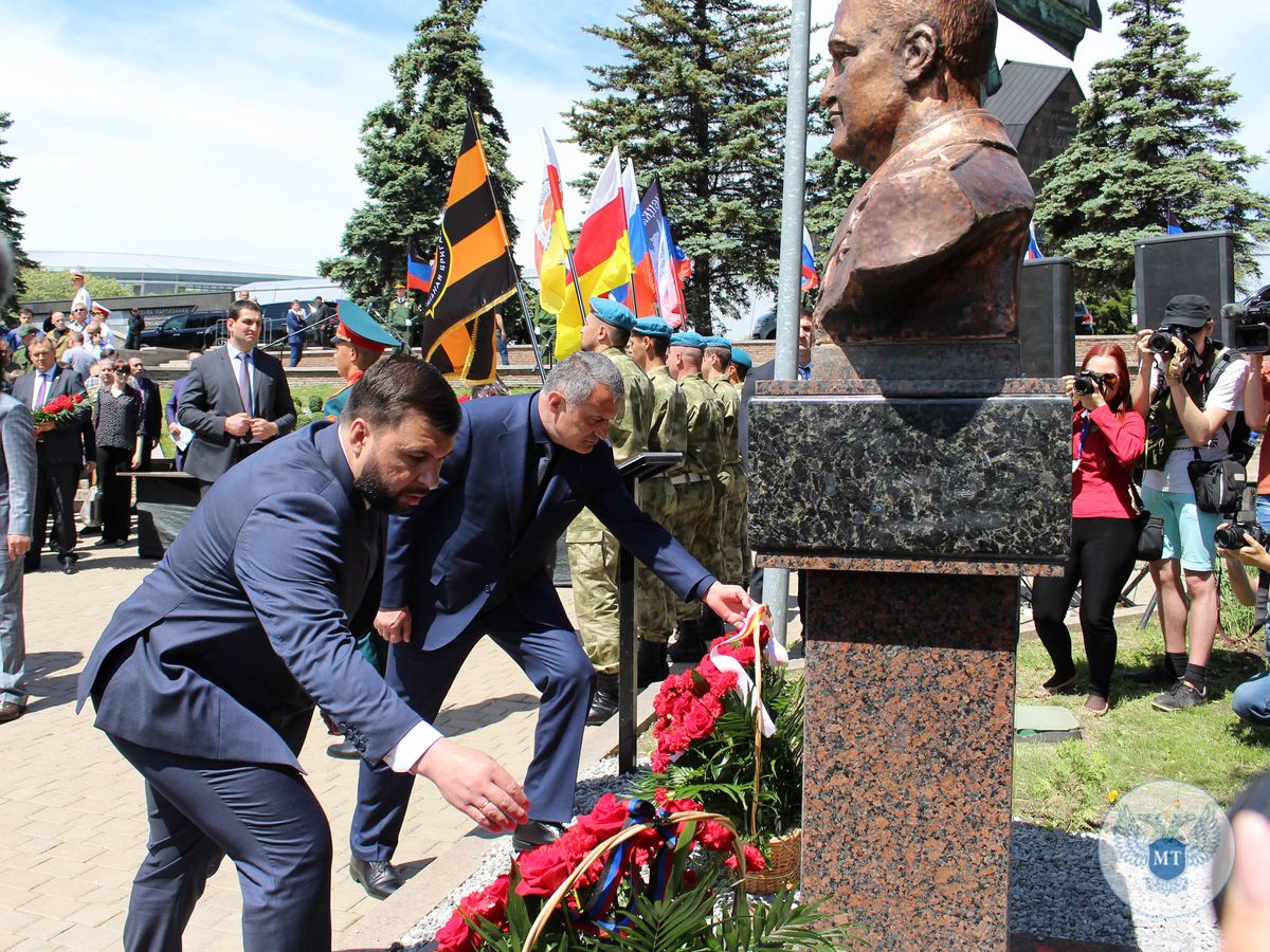 Дмитрий Подлипанов принял участие в торжественном открытии бюста Герою ДНР Олегу Мамиеву (фото)