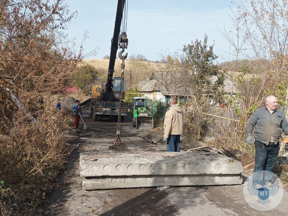 В Макеевке приступили к оперативному ремонту поврежденного мостового сооружения в пос. Калиново